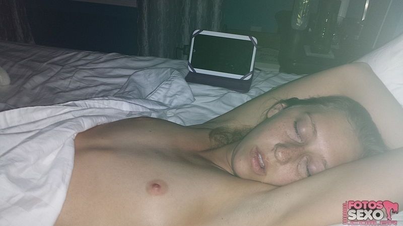 Safadinha dormiu e acordou toda gozada 2