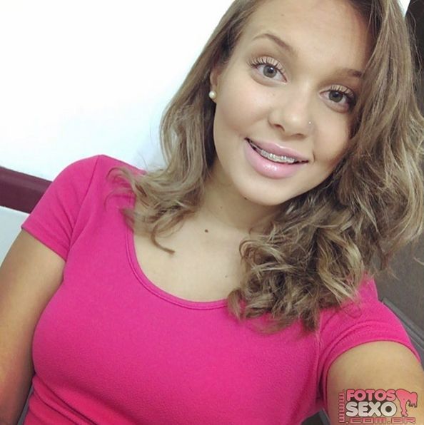 Loira novinha mostrando a buceta rosadinha 1